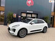 Porsche Macan - 3.6 Turbo 400 pk l pano l trekhaak l camera l bose l lucht v