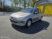 Peugeot 206 - 1.4-16V Gentry