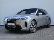 BMW iX - xDrive45 M Sport / Trekhaak / Panoramadak Sky Lounge / Comfo