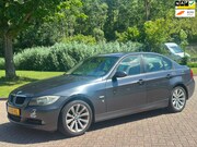 BMW 3-serie - 320i High Executive/AIRCO/CRUISE/LEDER/NAVI PARKEERSENS ACHT