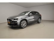 BMW X2 - sDrive18i Automaat / Trekhaak / LED / PDC / Navigatie / Alu 