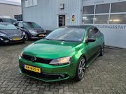 Volkswagen Jetta - 1.2 TSI Sedan in de wrap kleur race metallic groen