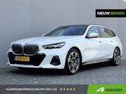BMW i5 - Touring eDrive40 M Sport Edition 84 kWh / Panorama dak / HUD
