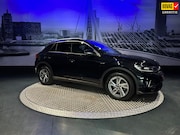 Volkswagen T-Roc - 1.5 TSI R-Line *Winterpack*Keyless*Achtercamera*Trekhaak