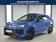 Volkswagen T-Roc - 1.5 eTsi R-Line First Edition | Trekhaak | Pano | Black-styl