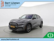 Ford Mustang - Mach-E RWD 75 kWh | Geen import | Trekhaak | Panoramadak