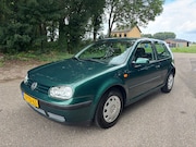 Volkswagen Golf - 1.6 Trendline | Automaat | 111.000km NAP | Airco | APK 06-20