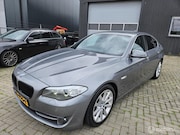 BMW 5-serie - 523i High Executive AIRCO/CRUISE/LEER/NAVI APK05/2027 VASTEP