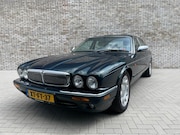 Daimler Super V8 - Supercharged V8 4.0 Liter Sedan RDW/Automaat/363 PK
