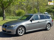 BMW 3-serie - Touring 320i Business Line/AIRCO/CRUISE/NAVI/PARKEERSENS ACH